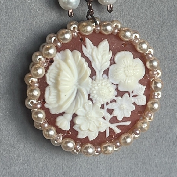 Vintage Boho Pearl and Cream Pendant Necklace - Picture 6 of 7